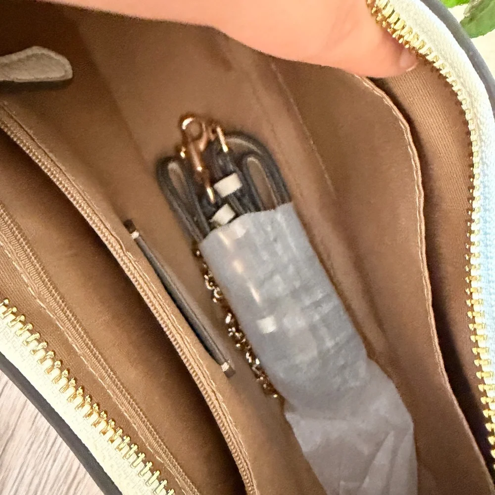 Coach Cream Leather Shoulder Bag with Rose Gold Hardware - Picture 3 of 4